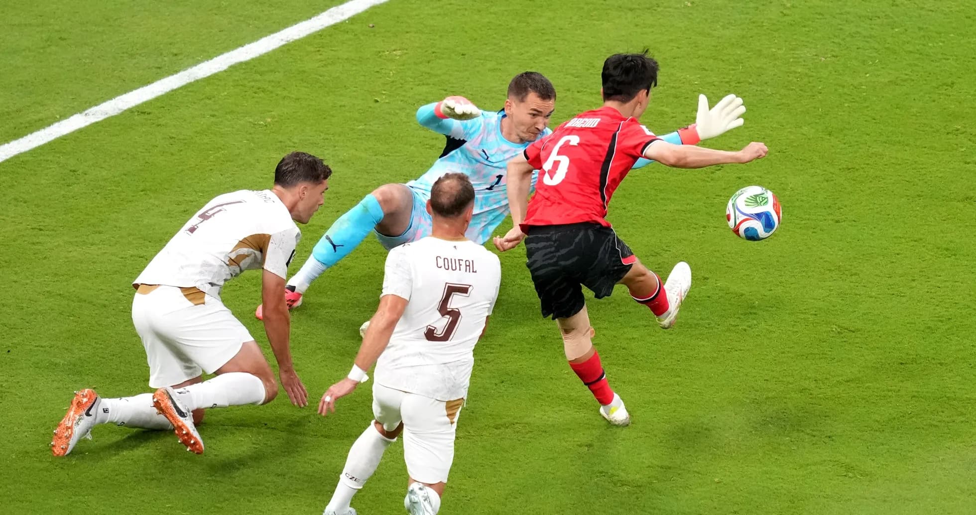 Jugador de Corea del Sur dispara a portería Jugador de Corea del Sur dispara a portería