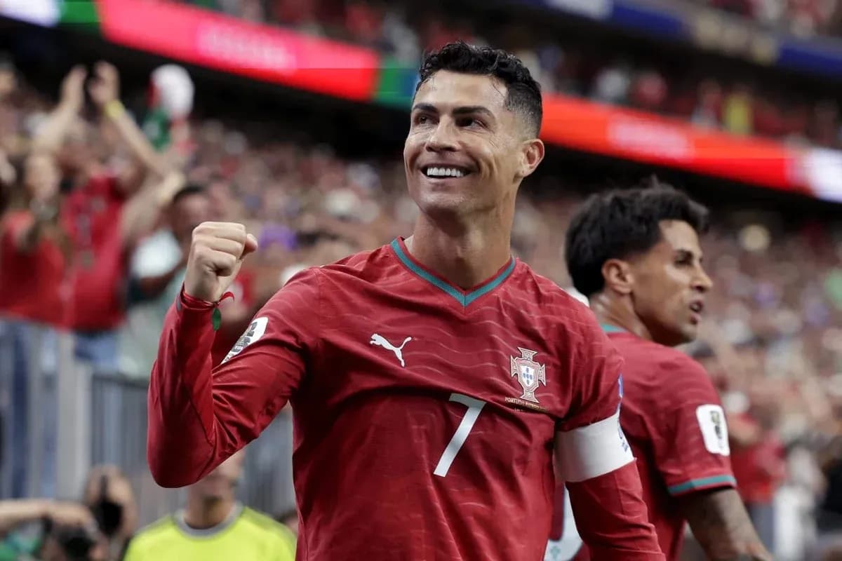 Jugador de Portugal celebrando un gol en partido Jugador de Portugal celebrando un gol en partido