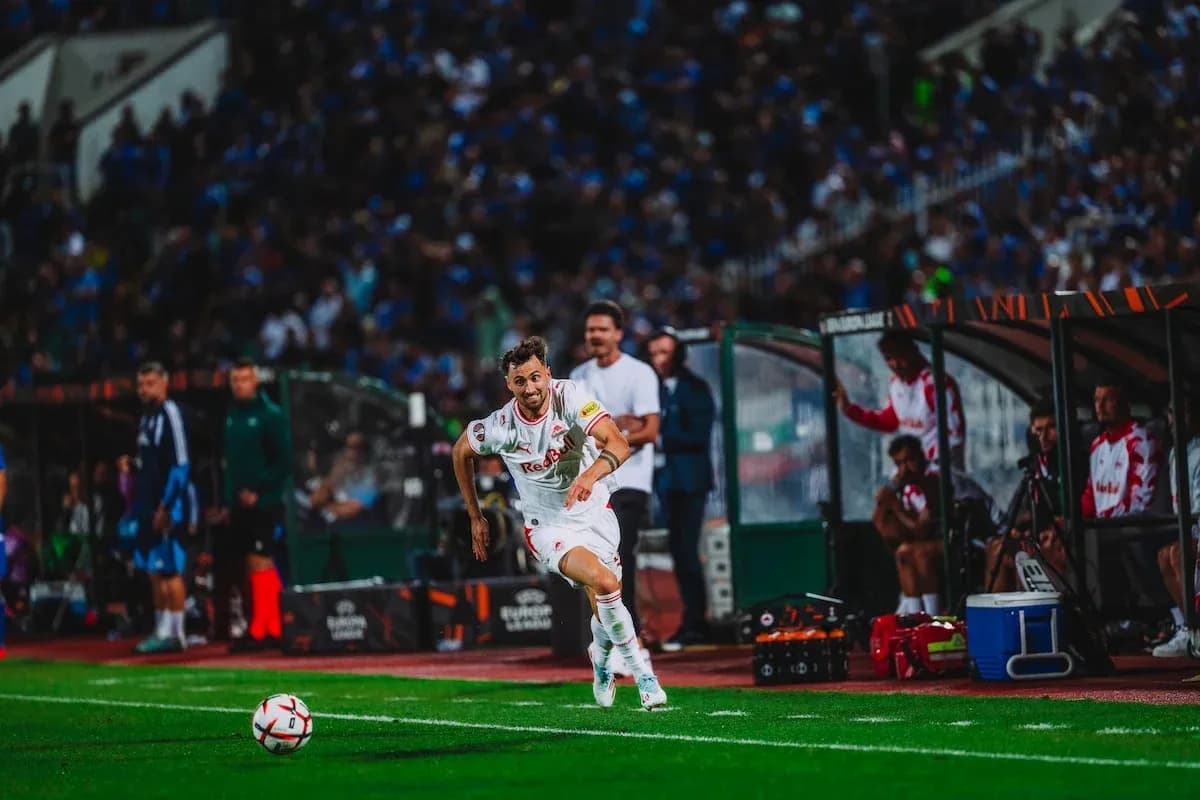 Jugador de Red Bull Salzburg corriendo por el campo Jugador de Red Bull Salzburg corriendo por el campo