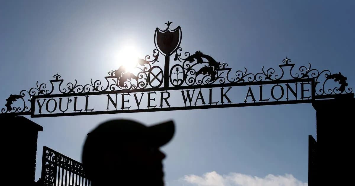 Cartel 'You'll Never Walk Alone' con silueta de persona Cartel 'You'll Never Walk Alone' con silueta de persona