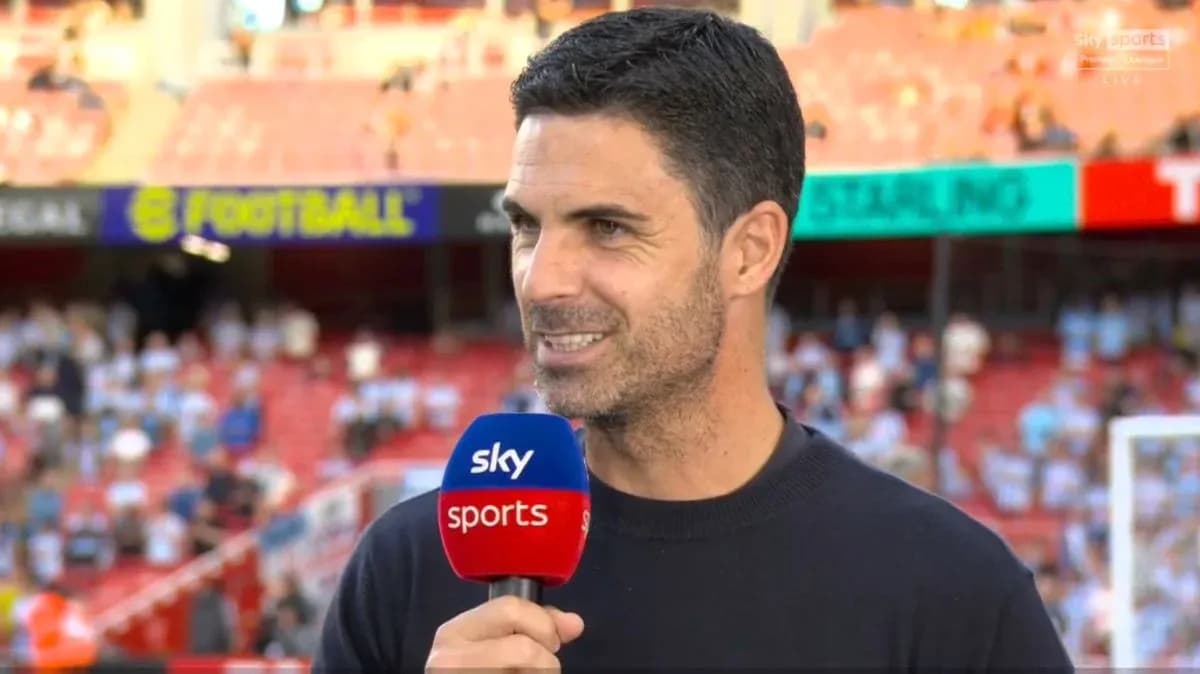 Entrenador hablando en un programa de televisión deportivo Entrenador hablando en un programa de televisión deportivo