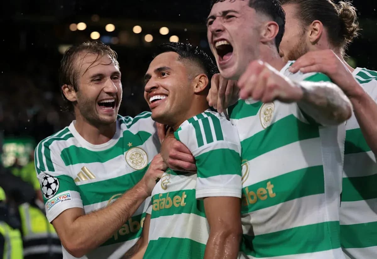 Jugadores de Celtic celebrando un gol en el partido Jugadores de Celtic celebrando un gol en el partido