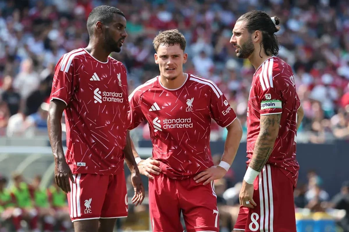 Tres jugadores de Liverpool discutiendo en el campo Tres jugadores de Liverpool discutiendo en el campo