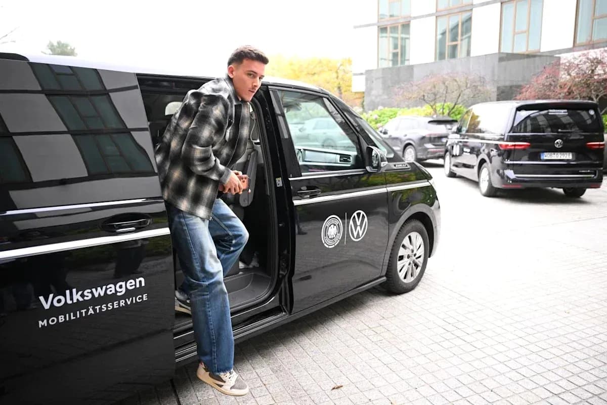 Jugador saliendo de un vehículo Volkswagen en el hotel Jugador saliendo de un vehículo Volkswagen en el hotel