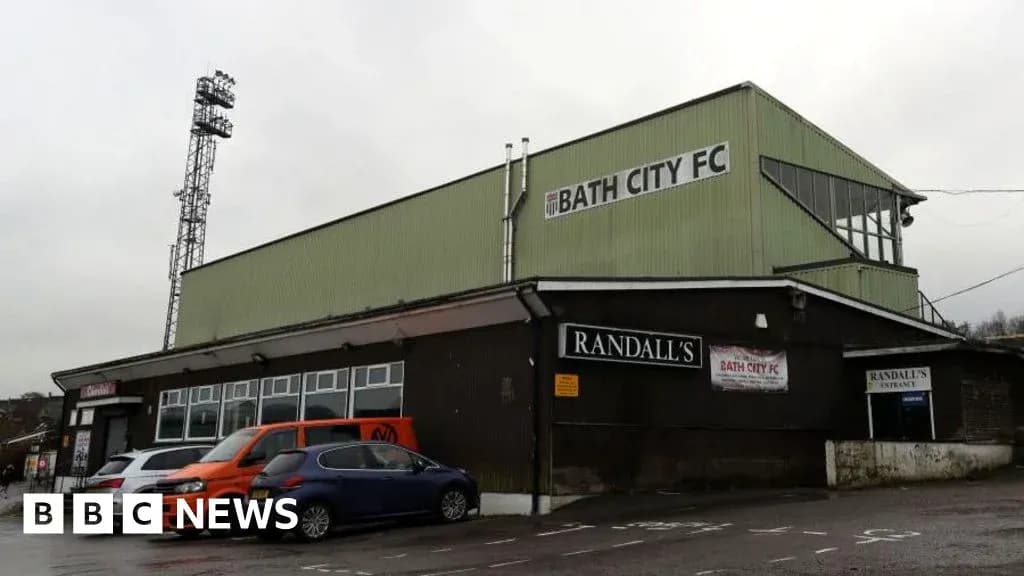 Estadio de Bath City FC con vehículos estacionados Estadio de Bath City FC con vehículos estacionados