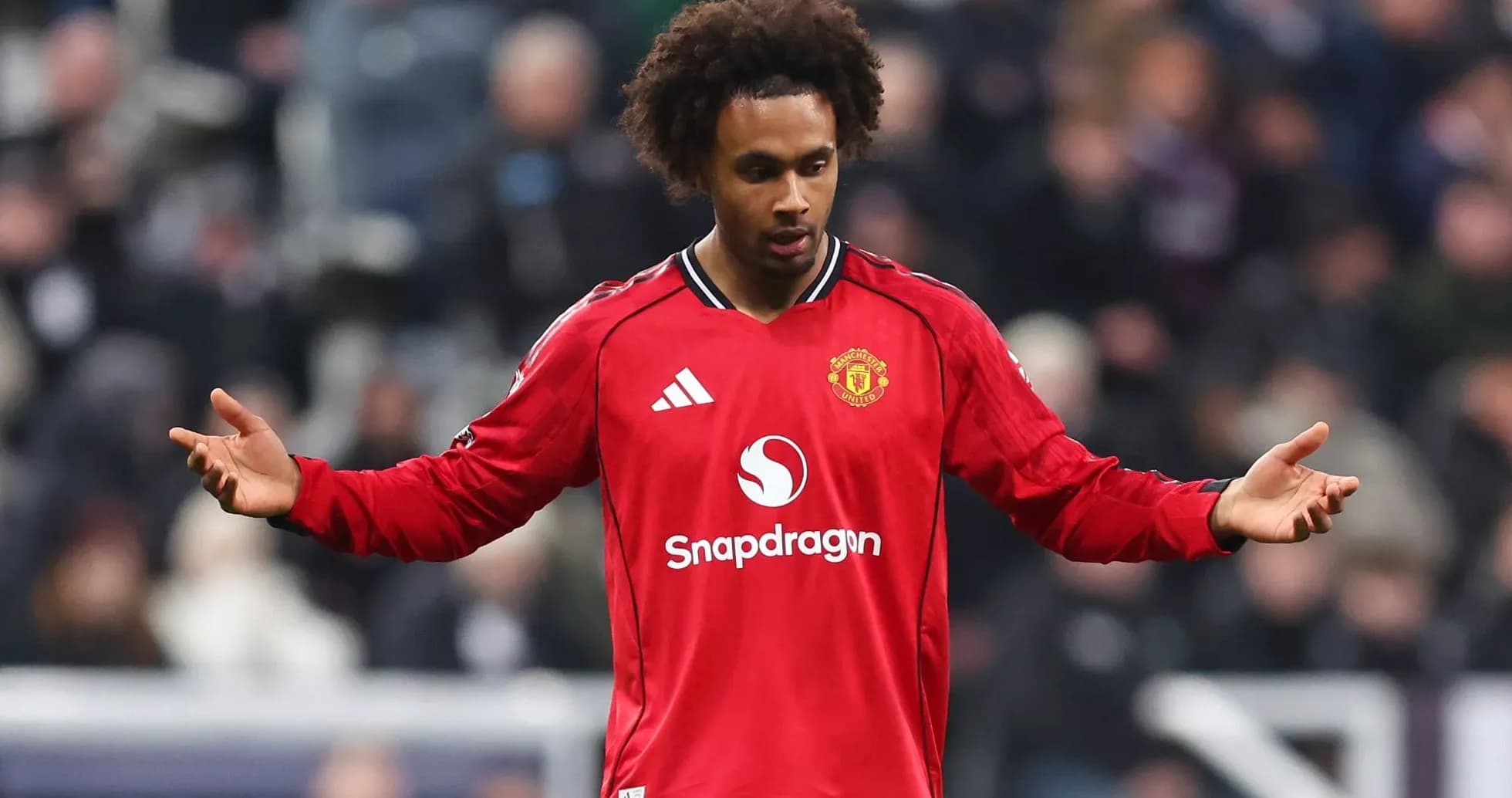 Jugador de Manchester United con camiseta roja en acción Jugador de Manchester United con camiseta roja en acción