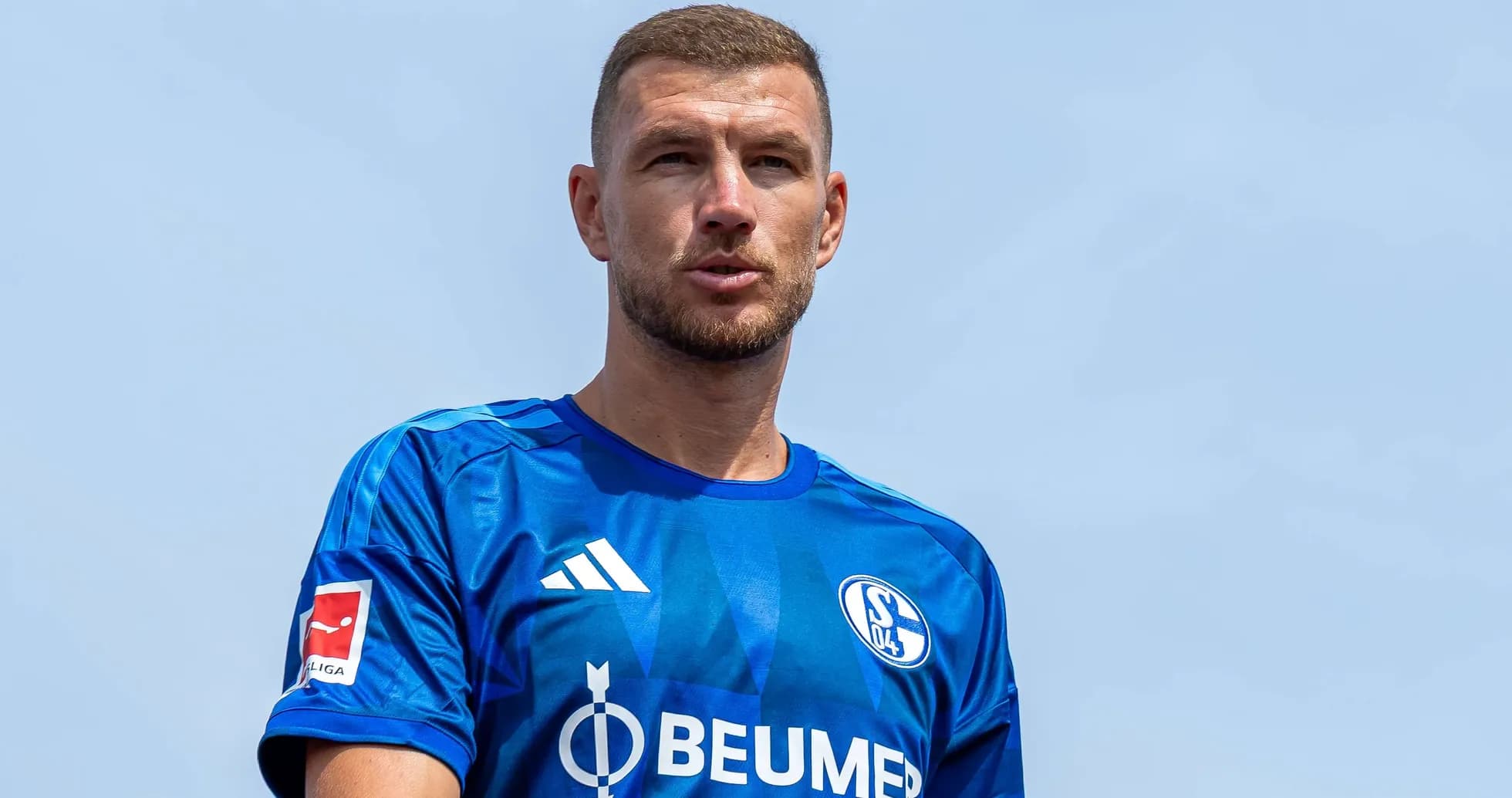Jugador en camiseta azul de Schalke 04 frente al cielo Jugador en camiseta azul de Schalke 04 frente al cielo