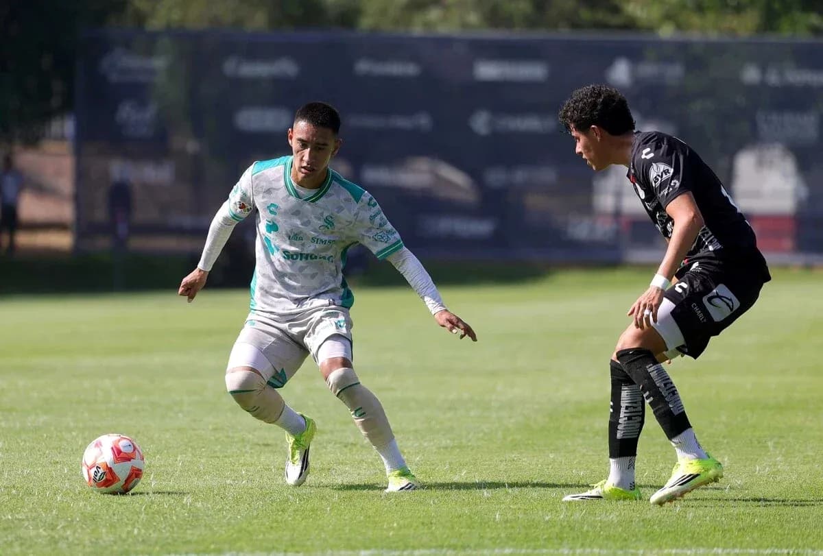 Jugador de Santos Laguna U21 driblando a un oponente Jugador de Santos Laguna U21 driblando a un oponente