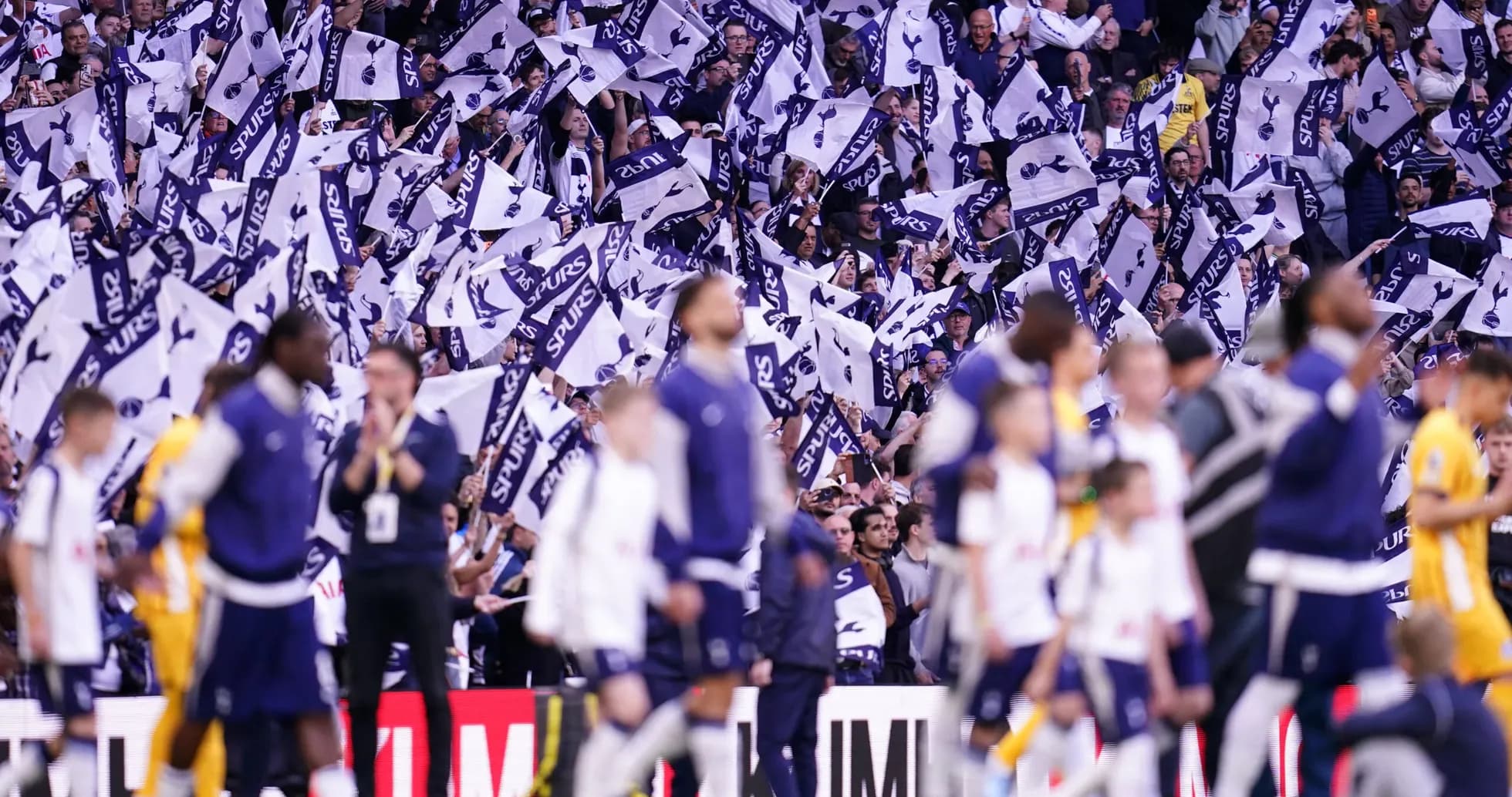 Aficionados con banderas de Spurs en el estadio Aficionados con banderas de Spurs en el estadio
