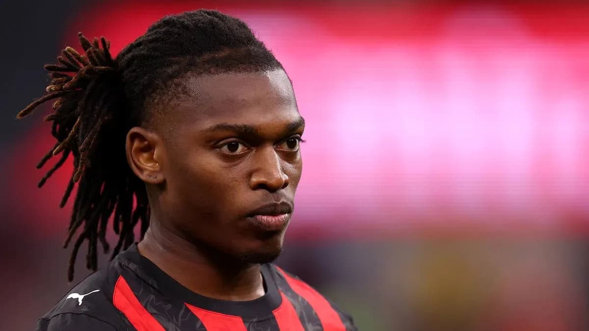 Jugador con trenzas en campo de fútbol Jugador con trenzas en campo de fútbol