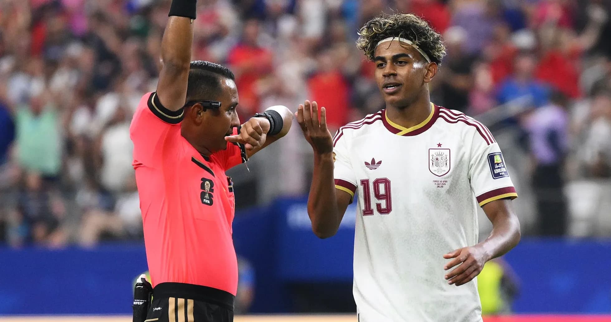 Árbitro mostrando tarjeta a jugador de España Árbitro mostrando tarjeta a jugador de España