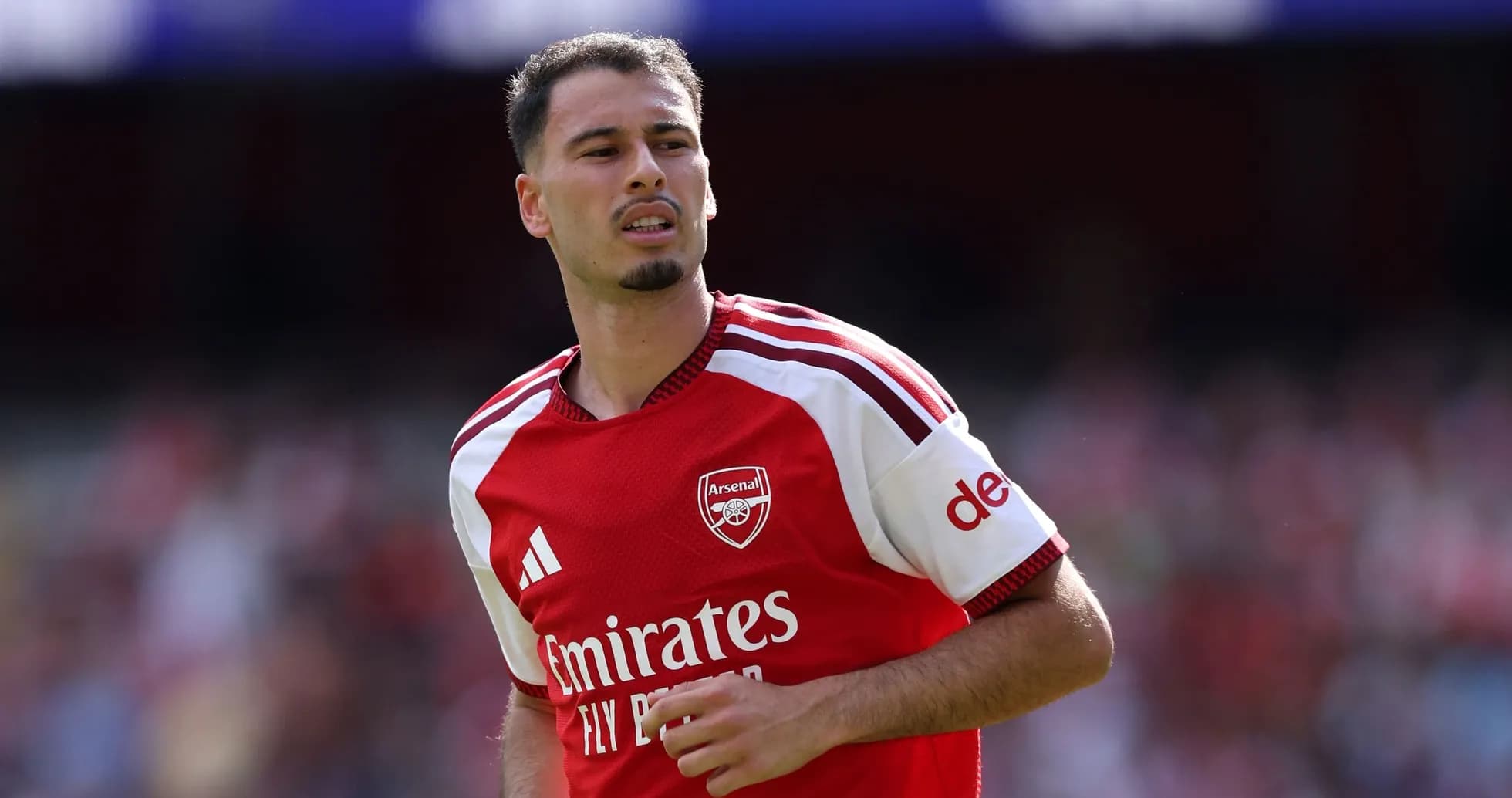 Jugador de Arsenal en el campo durante partido Jugador de Arsenal en el campo durante partido