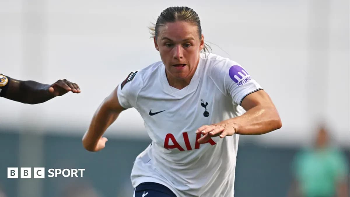Jugadora de Tottenham corriendo con el balón en el campo Jugadora de Tottenham corriendo con el balón en el campo