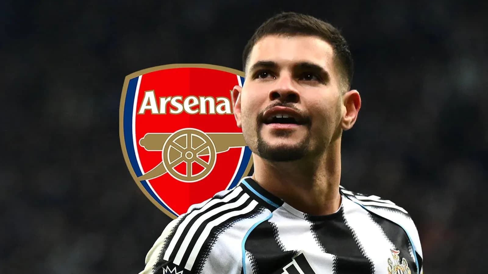 Jugador de Newcastle frente al logo del Arsenal Jugador de Newcastle frente al logo del Arsenal