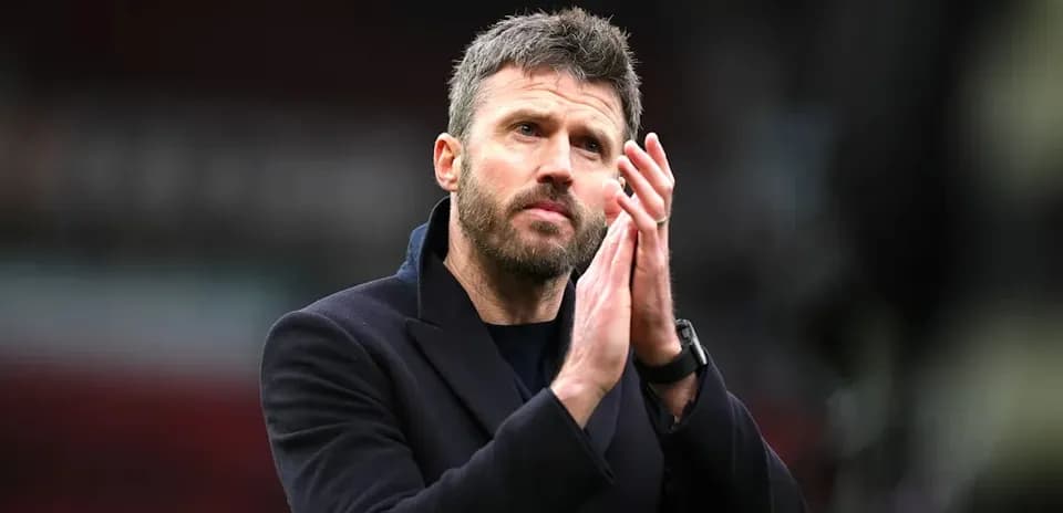 Entrenador aplaudiendo al público en el estadio Entrenador aplaudiendo al público en el estadio