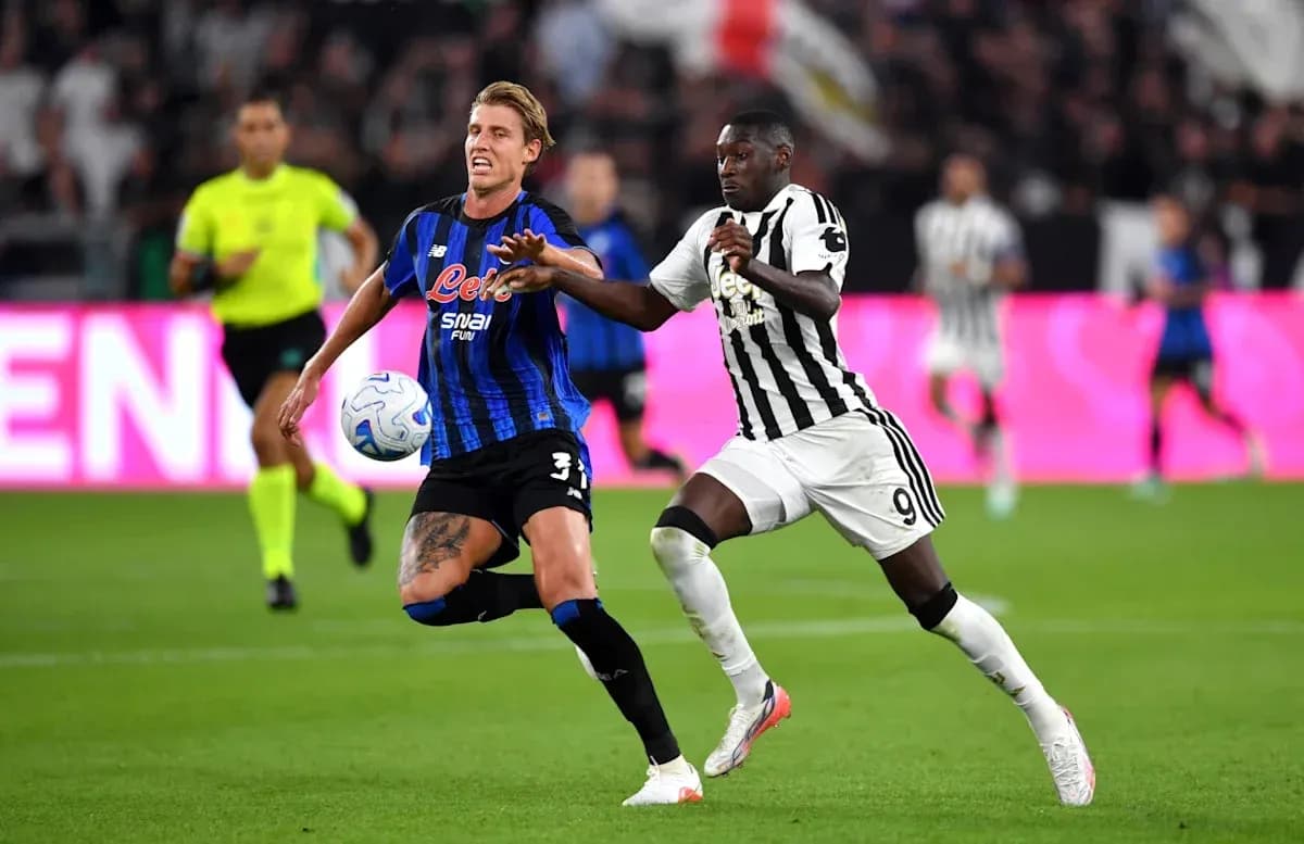Jugador de Atalanta y Juventus disputando el balón Jugador de Atalanta y Juventus disputando el balón