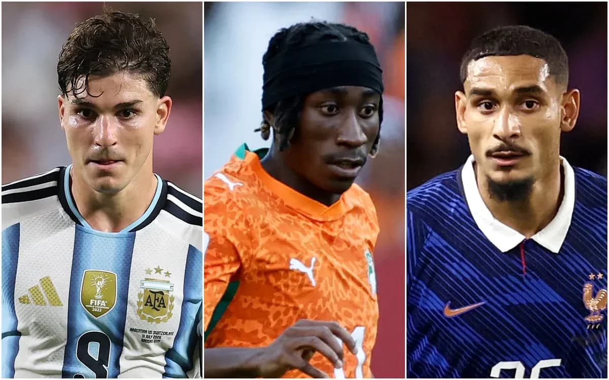 Tres futbolistas de diferentes selecciones posando juntos Tres futbolistas de diferentes selecciones posando juntos