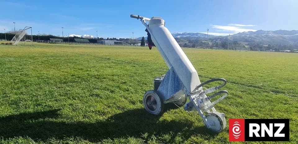 Máquina de marcar líneas en campo de fútbol Máquina de marcar líneas en campo de fútbol