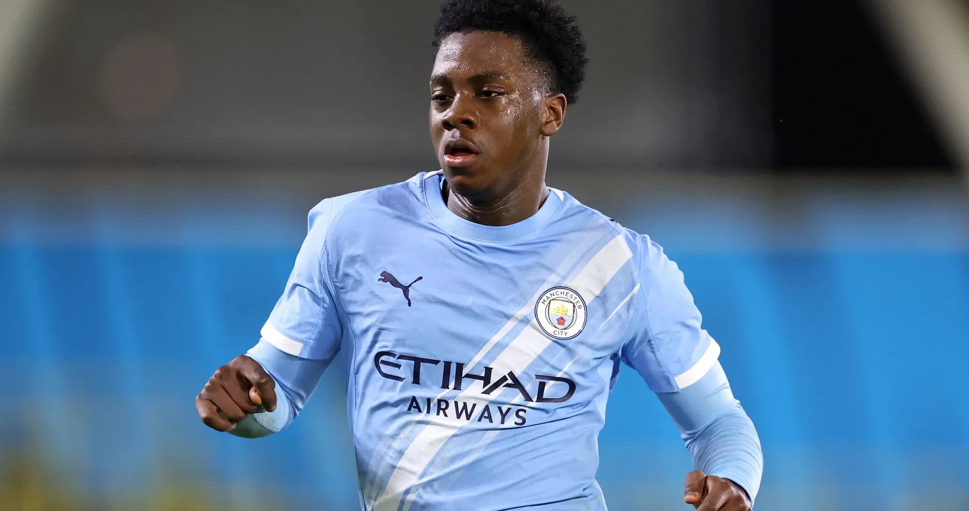 Jugador de Manchester City corriendo en el campo Jugador de Manchester City corriendo en el campo