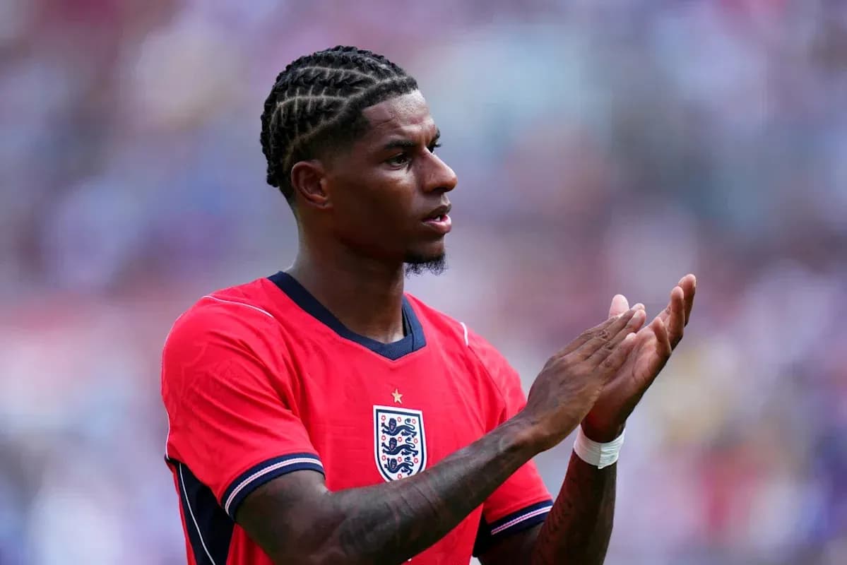 Jugador aplaudiendo con camiseta de Inglaterra en el campo Jugador aplaudiendo con camiseta de Inglaterra en el campo