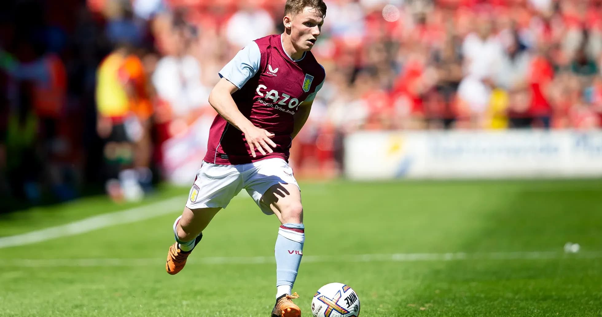 Jugador de Aston Villa U21 corriendo con el balón Jugador de Aston Villa U21 corriendo con el balón