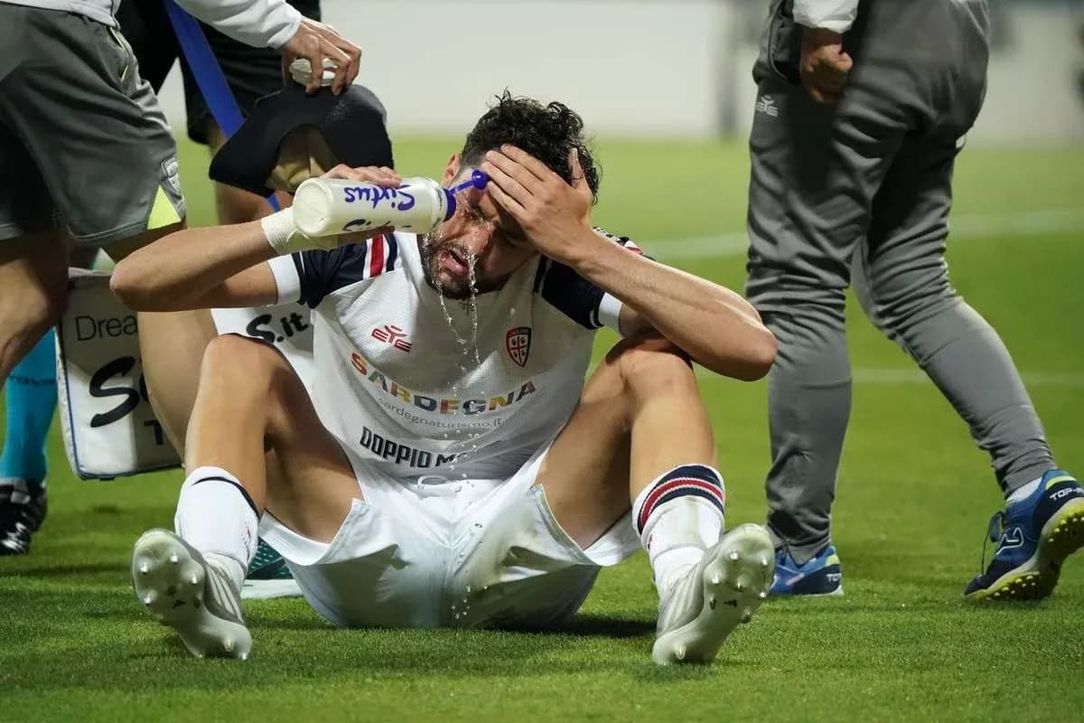 Jugador sentado recibiendo atención médica en el campo Jugador sentado recibiendo atención médica en el campo