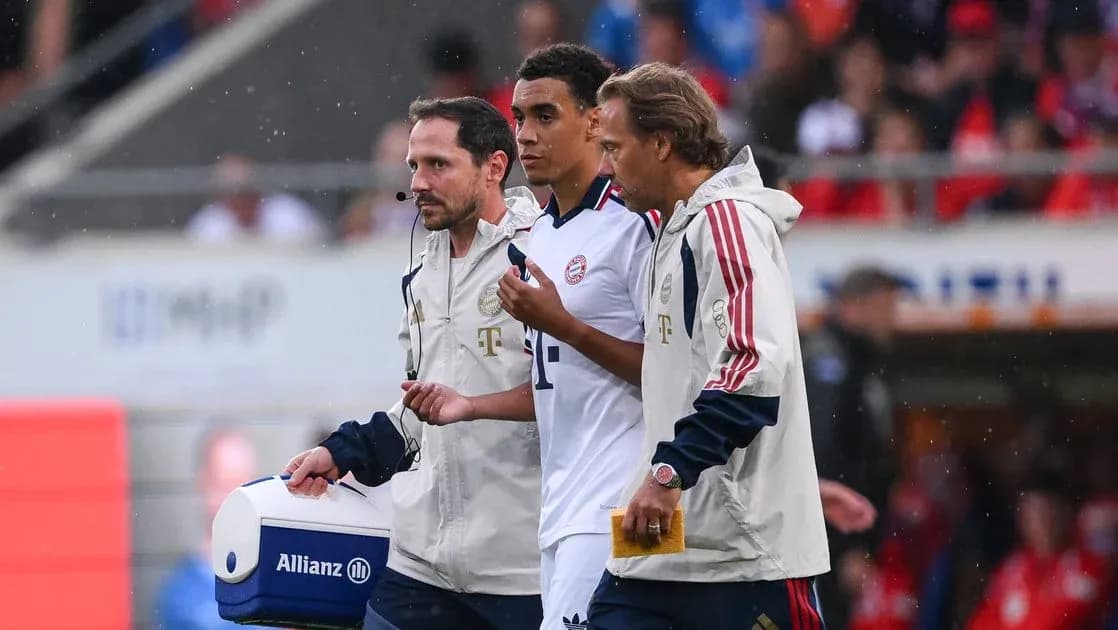 Jugadores y personal médico en el campo durante el partido Jugadores y personal médico en el campo durante el partido