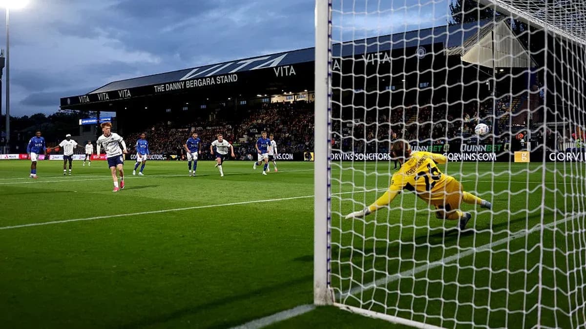 Jugador lanzando penalti mientras portero se lanza Jugador lanzando penalti mientras portero se lanza