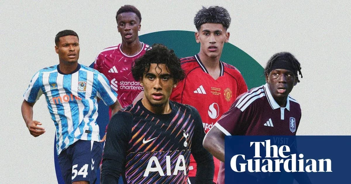Cinco jóvenes futbolistas en camisetas de clubes diferentes Cinco jóvenes futbolistas en camisetas de clubes diferentes