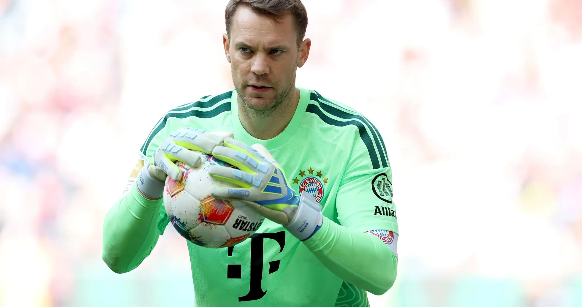 Portero de Bayern Múnich sosteniendo el balón Portero de Bayern Múnich sosteniendo el balón