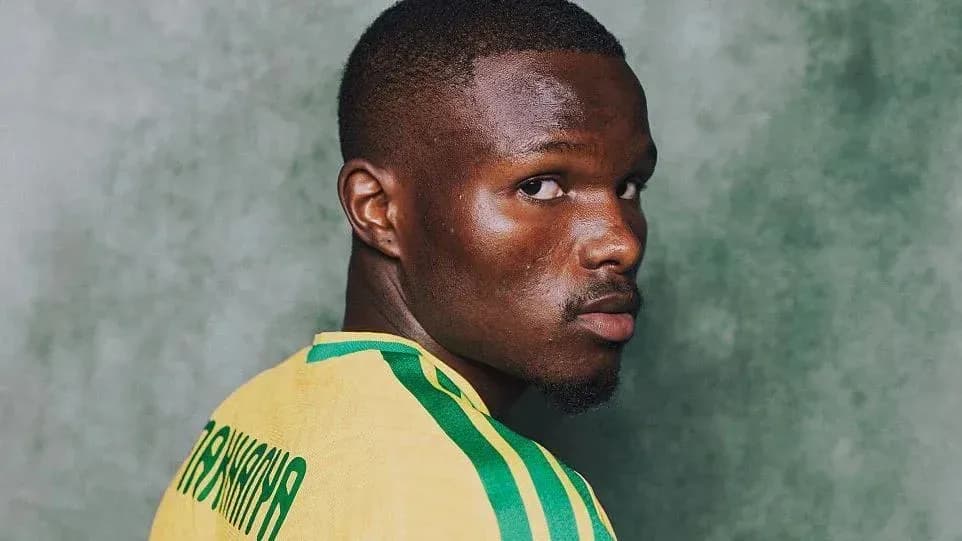 Jugador de fútbol con camiseta amarilla y verde Jugador de fútbol con camiseta amarilla y verde