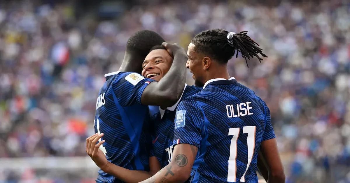 Jugadores de Francia celebrando un gol juntos Jugadores de Francia celebrando un gol juntos