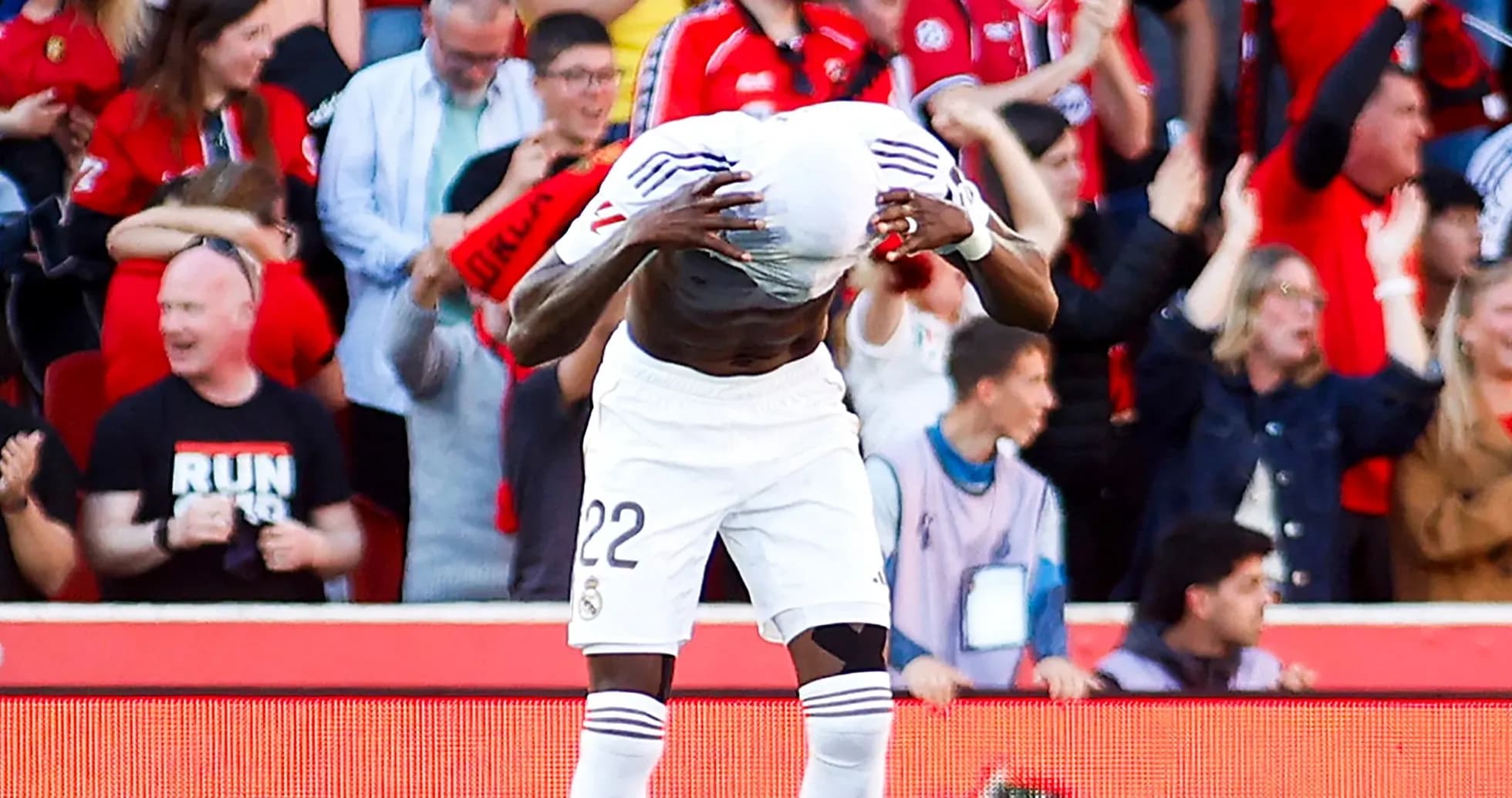 Jugador de Real Madrid celebrando con aficionados en el estadio Jugador de Real Madrid celebrando con aficionados en el estadio