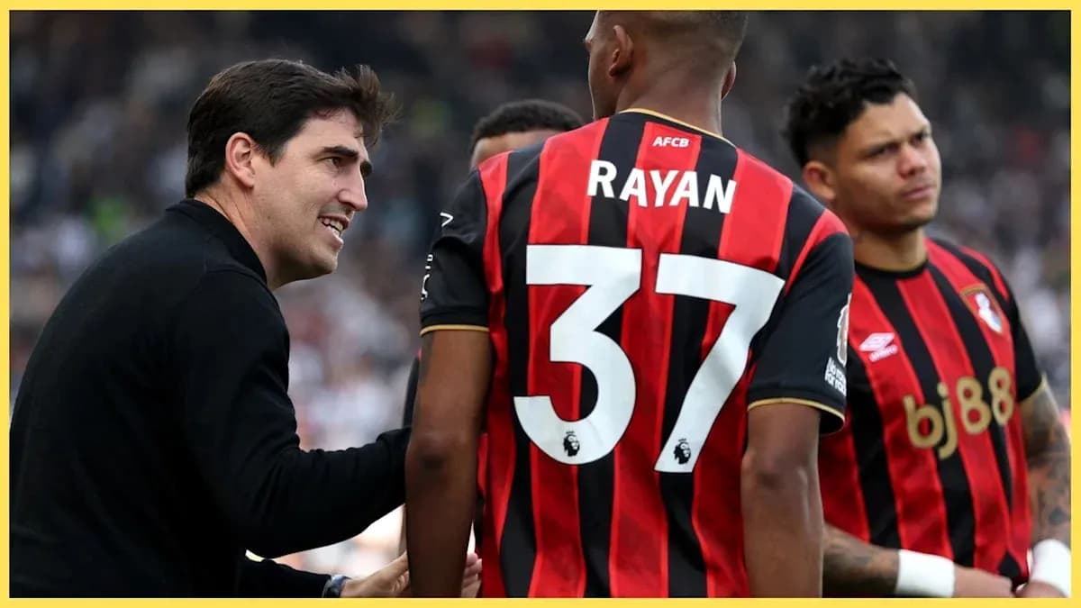Entrenador hablando con jugadores del Bournemouth Entrenador hablando con jugadores del Bournemouth