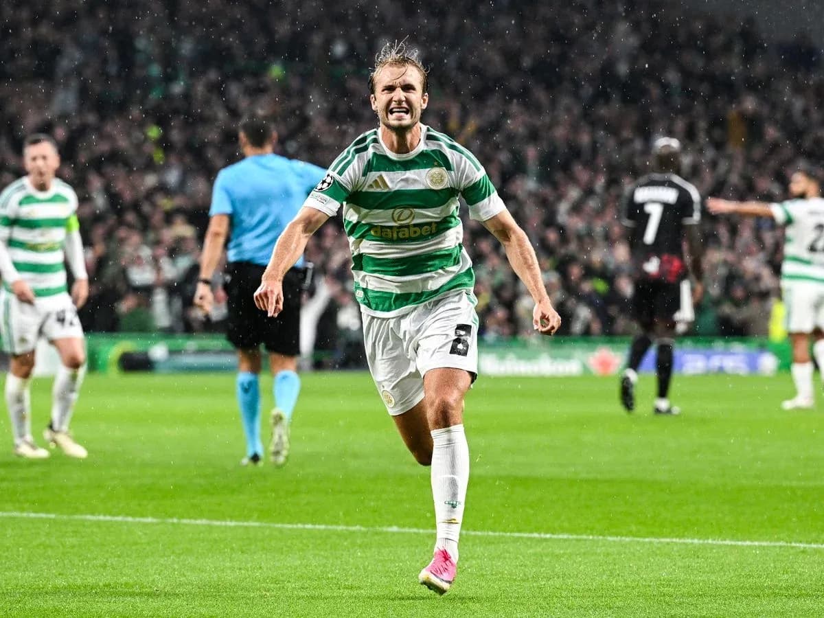 Jugador de Celtic celebrando un gol Jugador de Celtic celebrando un gol