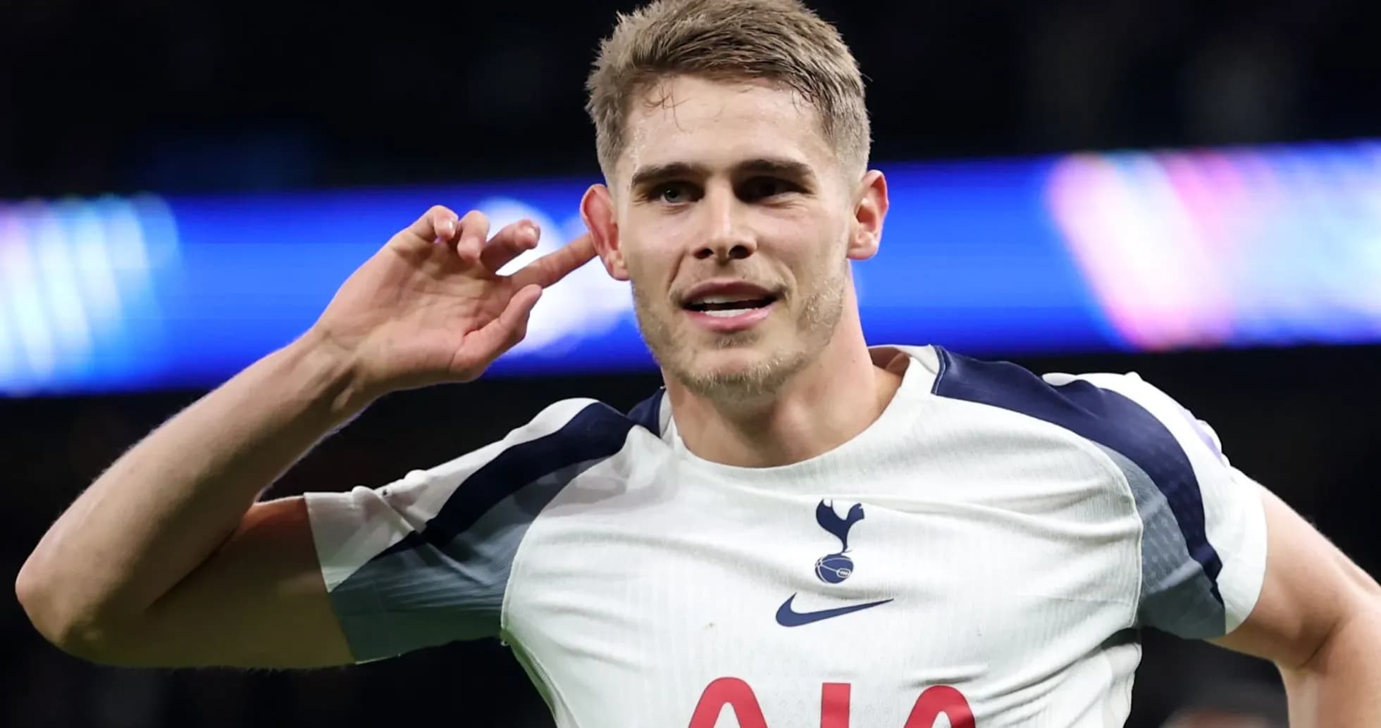 Jugador de Tottenham celebrando un gol con gestos Jugador de Tottenham celebrando un gol con gestos
