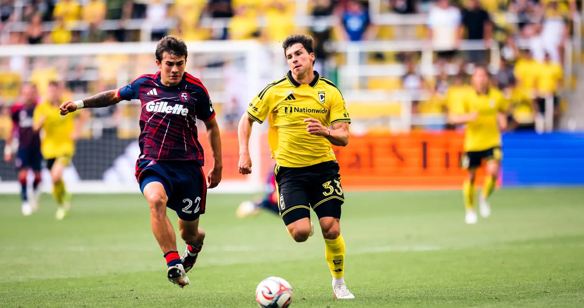 Jugador de Columbus Crew persiguiendo el balón Jugador de Columbus Crew persiguiendo el balón