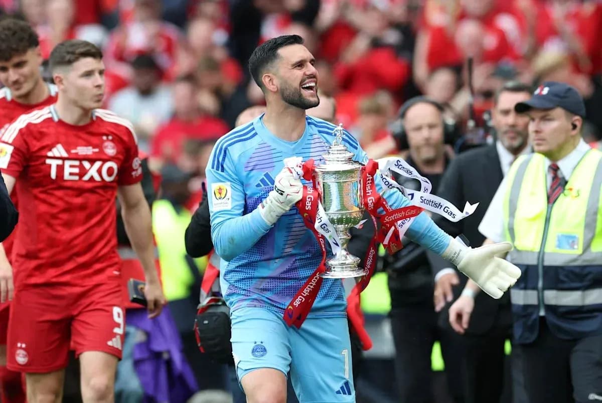 Portero sosteniendo el trofeo después del partido Portero sosteniendo el trofeo después del partido