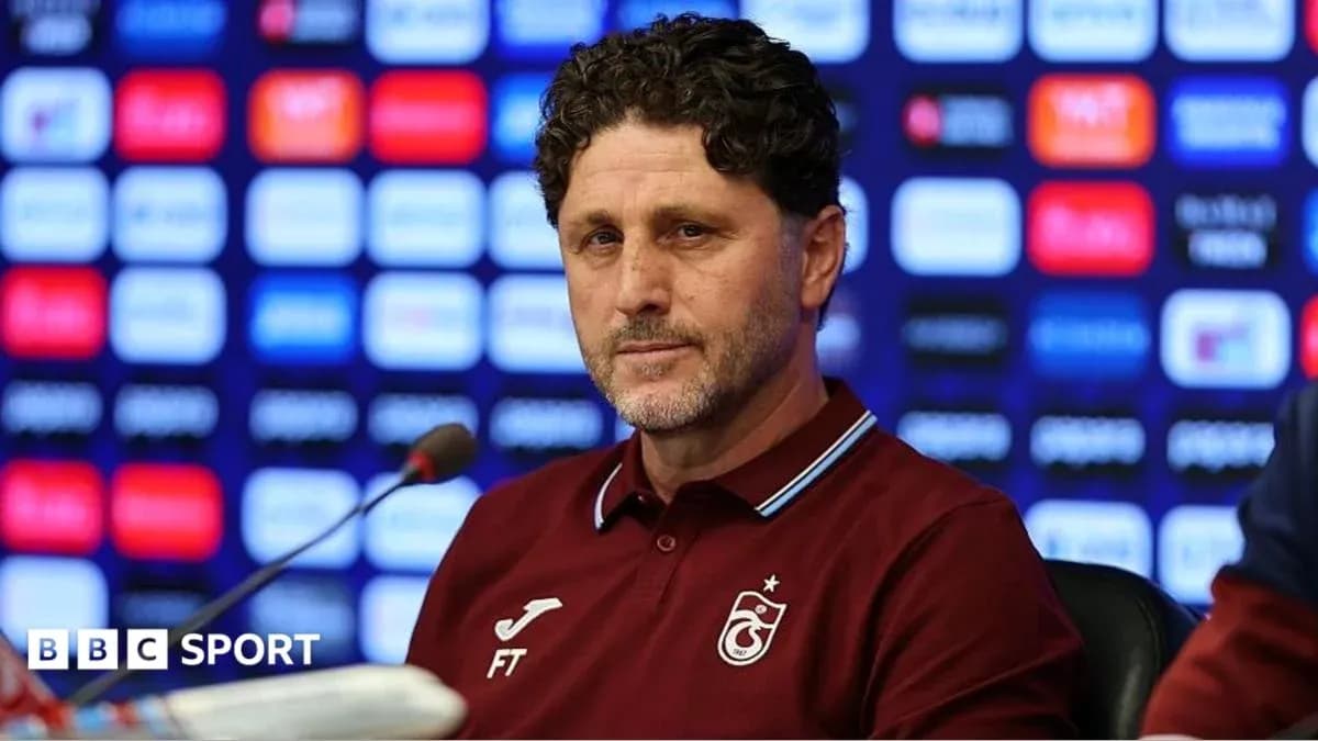 Entrenador en conferencia de prensa con fondo gráfico Entrenador en conferencia de prensa con fondo gráfico