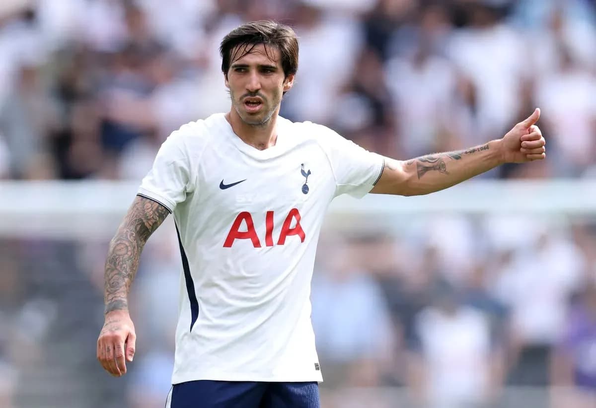 Jugador de Tottenham señalando durante un partido Jugador de Tottenham señalando durante un partido
