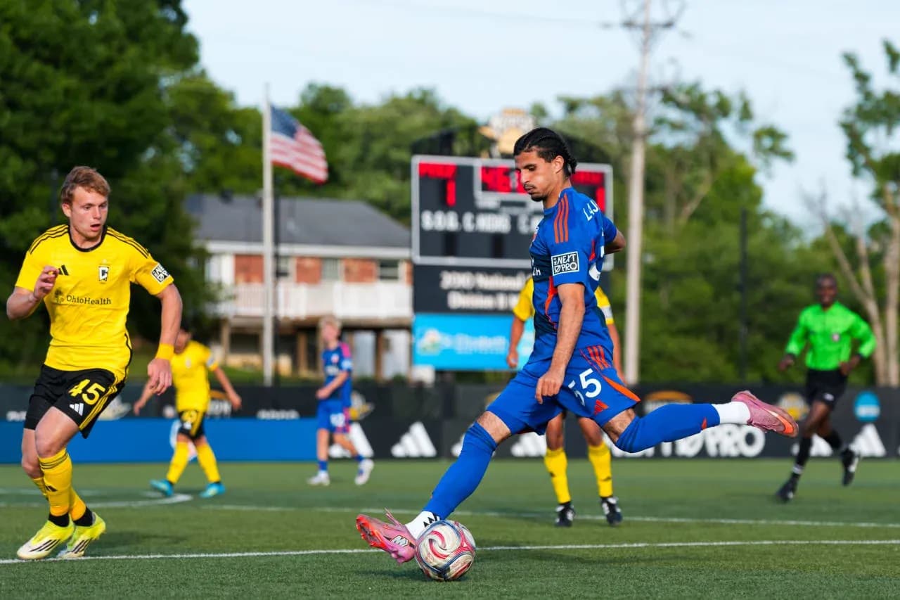 Jugador de FC Cincinnati II chutando el balón Jugador de FC Cincinnati II chutando el balón
