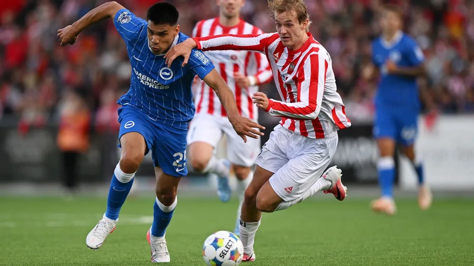 Jugador de Brighton luchando por el balón con adversario Jugador de Brighton luchando por el balón con adversario