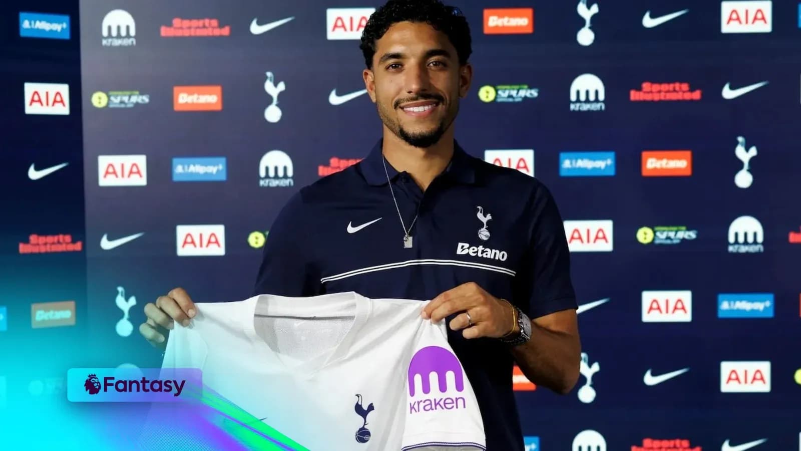 Jugador sosteniendo camiseta de Tottenham en presentación Jugador sosteniendo camiseta de Tottenham en presentación