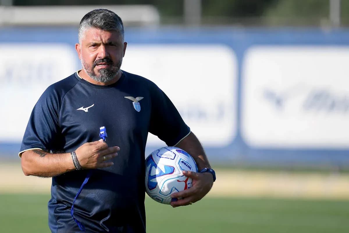 Entrenador de Lazio sosteniendo un balón durante práctica Entrenador de Lazio sosteniendo un balón durante práctica
