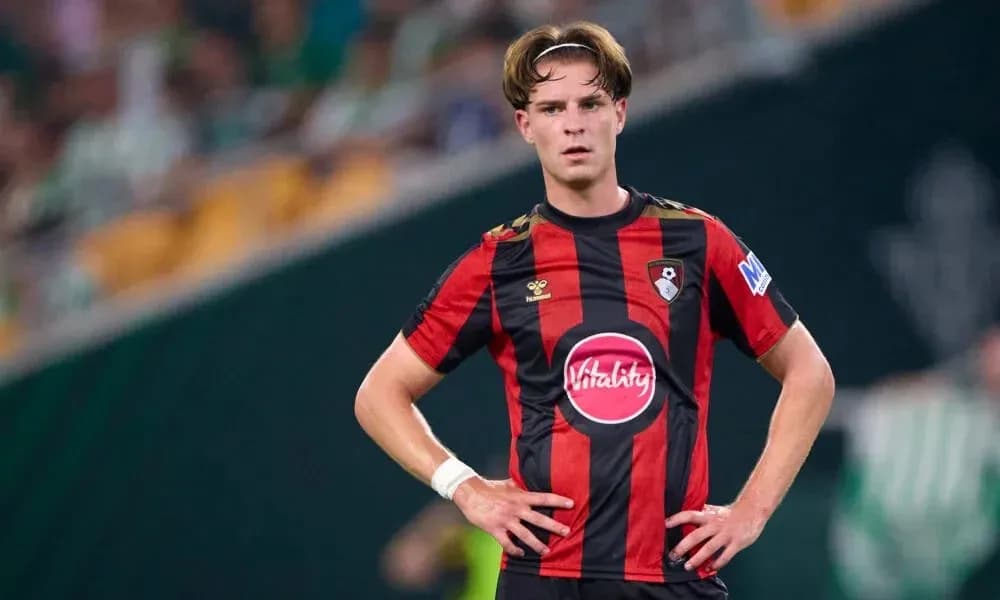 Jugador de Bournemouth en partido con camiseta roja y negra Jugador de Bournemouth en partido con camiseta roja y negra
