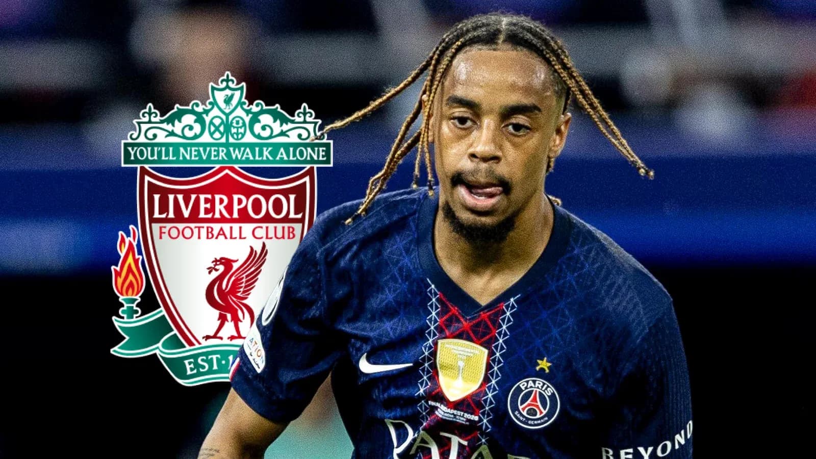 Jugador de PSG corriendo con escudo de Liverpool Jugador de PSG corriendo con escudo de Liverpool