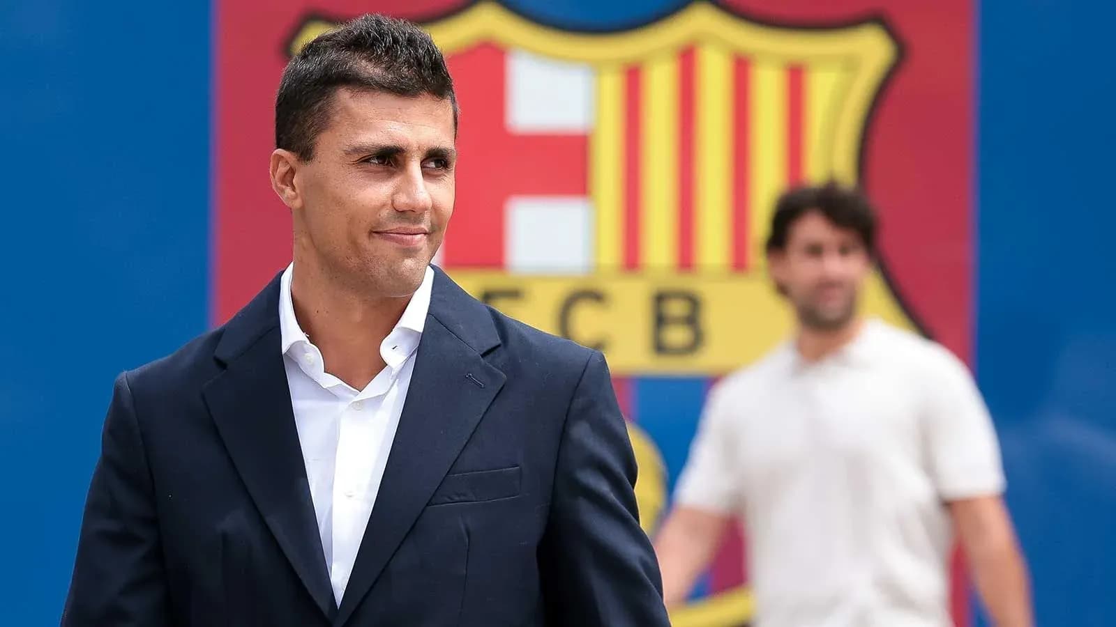 Jugador posando frente al escudo del FC Barcelona Jugador posando frente al escudo del FC Barcelona