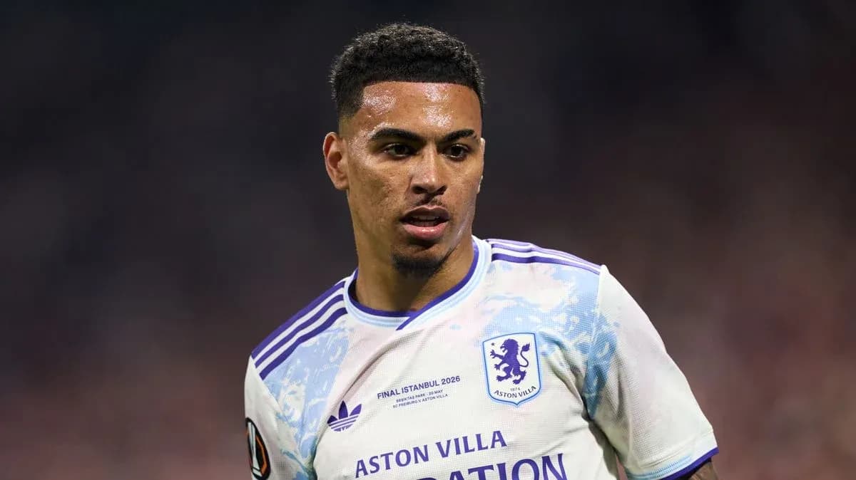 Jugador de Aston Villa en acción durante el partido Jugador de Aston Villa en acción durante el partido