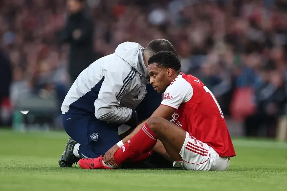 Jugador de Arsenal recibiendo atención médica en el campo Jugador de Arsenal recibiendo atención médica en el campo