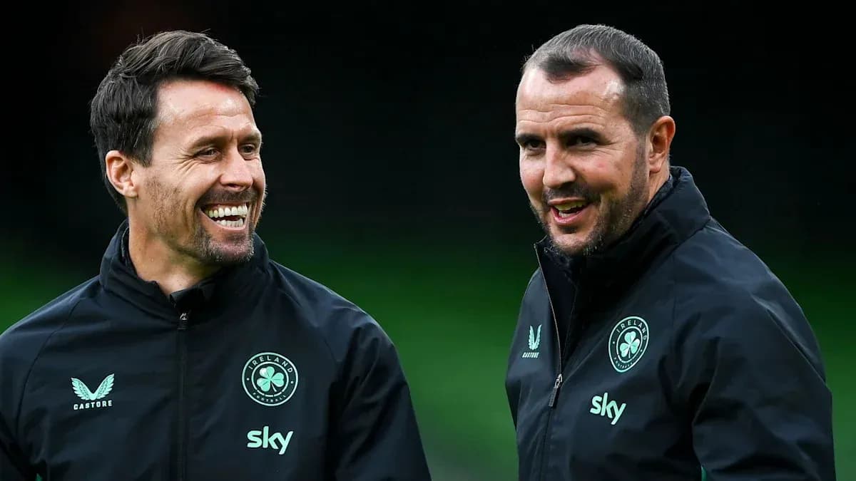 Dos entrenadores conversando durante una sesión de entrenamiento Dos entrenadores conversando durante una sesión de entrenamiento